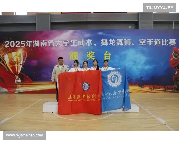 大学生赛颁奖台选手相拥,奖牌设计含校徽元素 大学生赛颁奖台选手相拥,奖牌设计含校徽元素